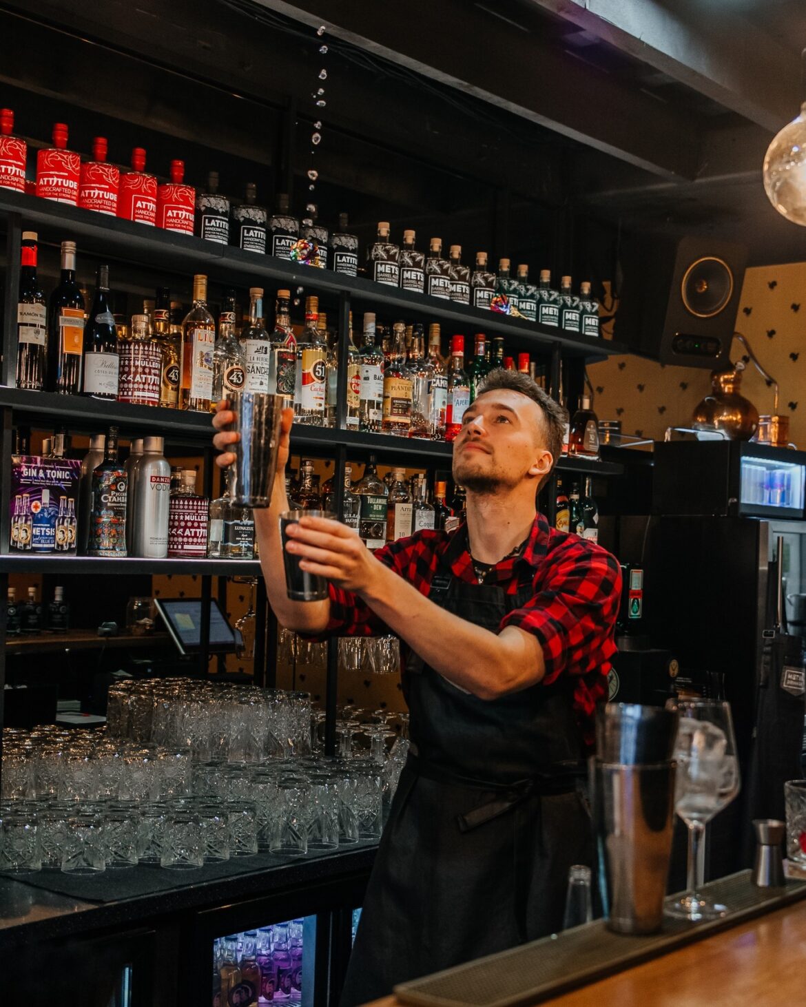 Tallinnassa osoitteessa Telliskivi 60 sijaitsee panimo, jonka baarin yhteydessä pääsee maistelemaan erilaisia ginejä